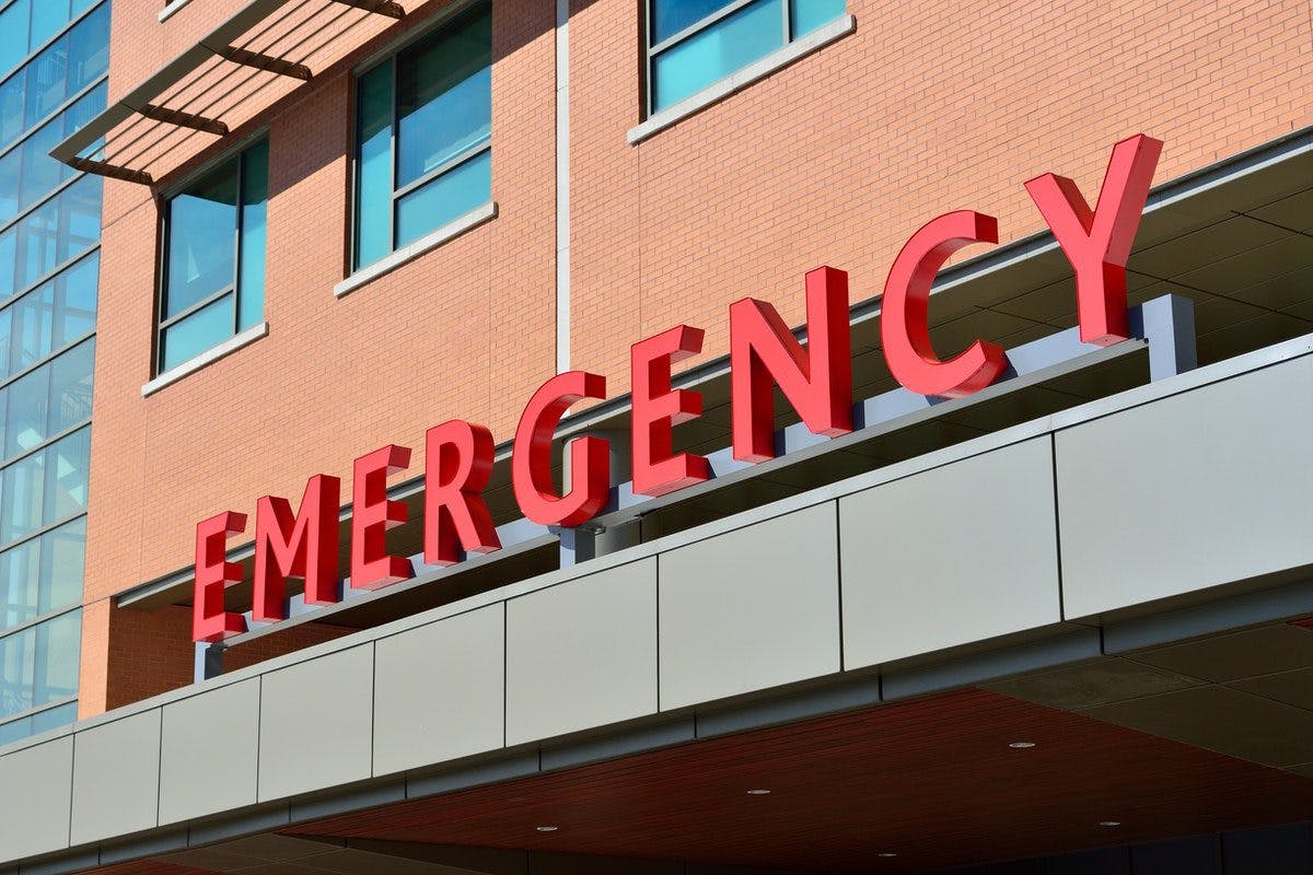 a red sign of EMERGENCY on a building