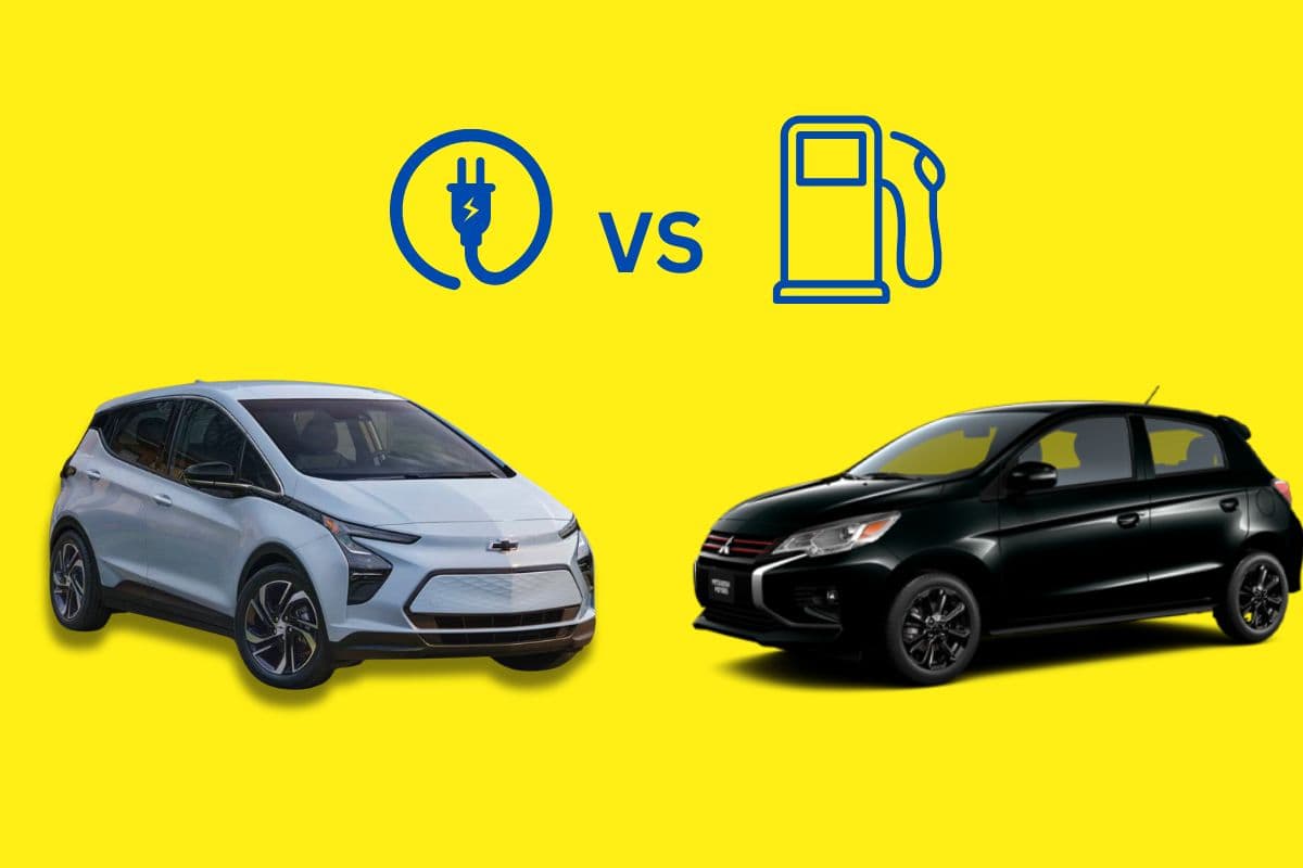 Voitures Bolt EV et Mirage face à face, avec symboles électricité versus essence